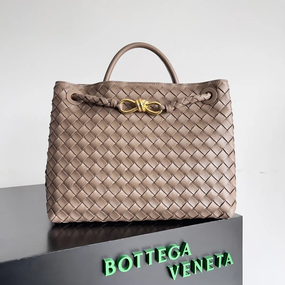The 2023 new Andiamo batch of 2260 BV has been shipped‼ ️Really popular🔥The new Andiamo woven handbag launched by Bottega Veneta this season is really popular all over the world! ! Celebrities at home and abroad have worn it, and Oscar-winning actress Michelle Yeoh has taken it out on the street. Song Jia, Trai Yara, Yu Feihong, Sanji Ayaka, Rosie Hunting-Whiteley, Yoshioka Riho, etc. have all picked up this bag. It is classic and versatile, showing off its temperament, and the bag capacity is also large, which is very convenient for daily commuting! ! A variety of carrying methods, the shoulder straps can be adjusted by yourself, the original lambskin feels soft and delicate, and the unisex style breaks the gender boundaries and brings a more practical and long-lasting use experience. Andiamo, which has both elegant and casual styles, perfectly interprets the true appearance of "fashionable old money style". Style number: 743572 Size: 32*24*12